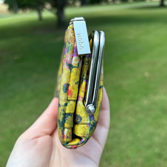 Hobo Lauren Daisies Floral Kiss Lock Clutch Wallet - Picture 5 of 10